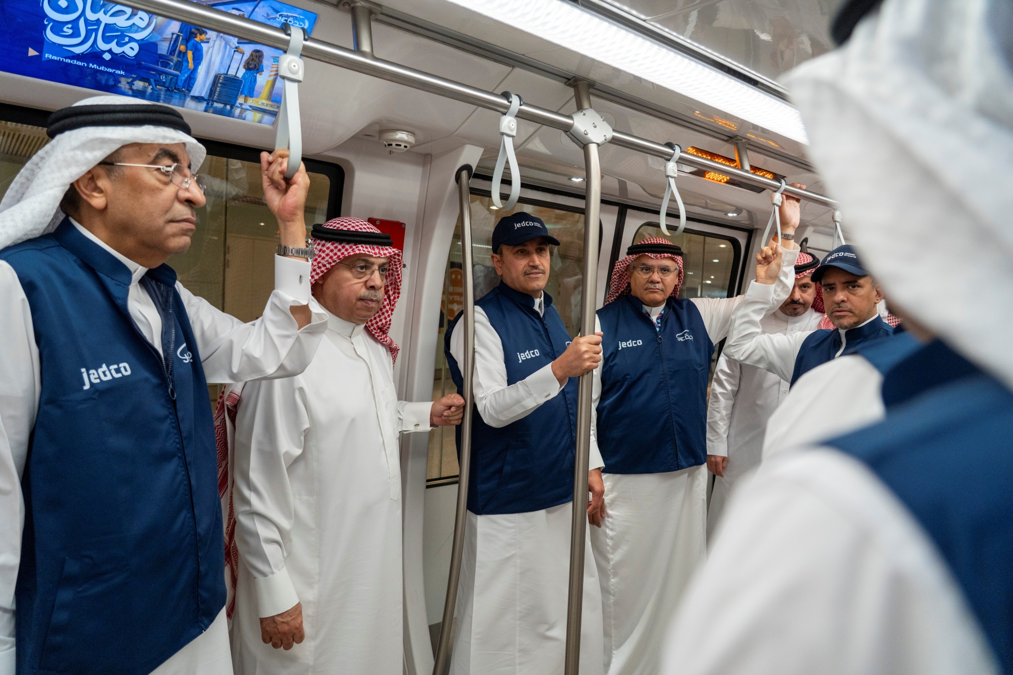 “الجاسر”-يتفقد-حركة-السفر-وخطط-التشغيل-بمطار-جدة