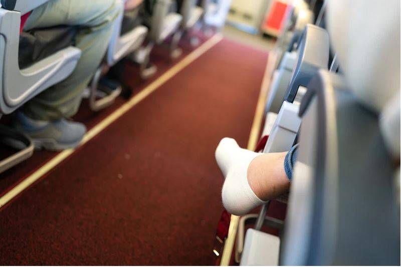 5-مخاطر-عند-خلع-الحذاء-داخل-الطائرة