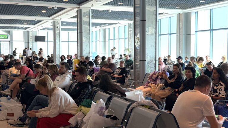 مطار-الفجيرة-الدولي-يسير-رحلات-عارضة-في-ظل-التحديات-الإقليمية