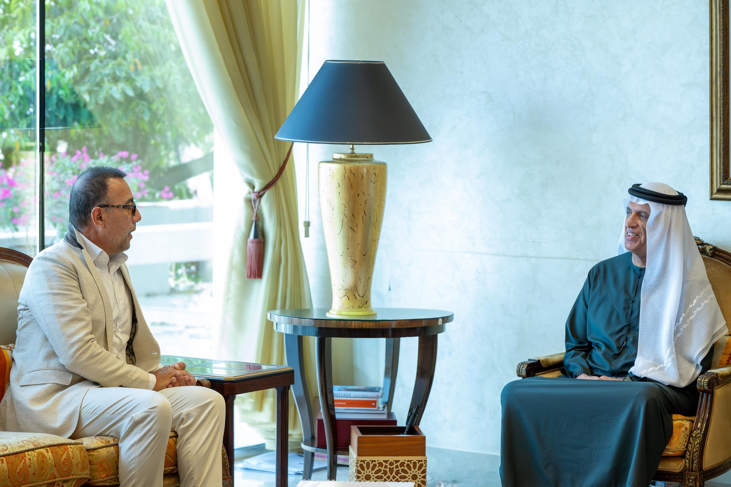 سعود-بن-صقر-يستقبل-الفنان-التشكيلي-الإيطالي-لورينزو-كوين