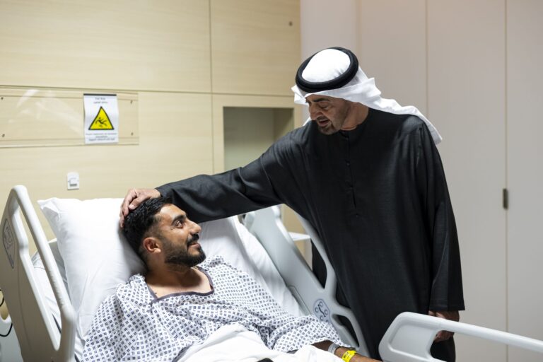 رئيس-الدولة-يزور-عدداً-من-المصابين-الذين-يتلقون-العلاج-في-المستشفى