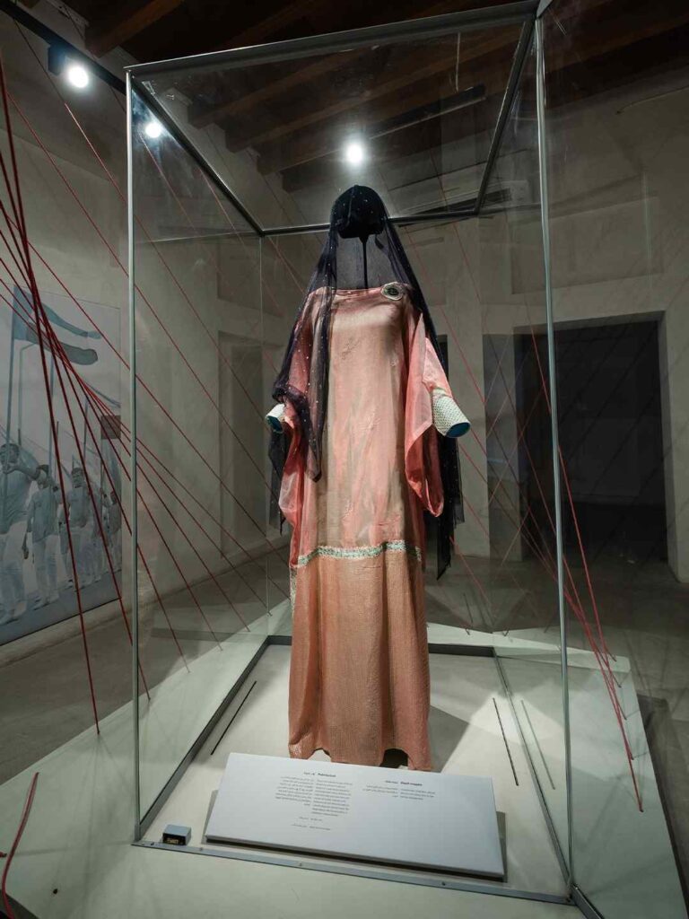 دبي-للثقافة-تعرض-ثوباً-من-تصميم-اليازية-بنت-نهيان-في-متحف-الشندغة