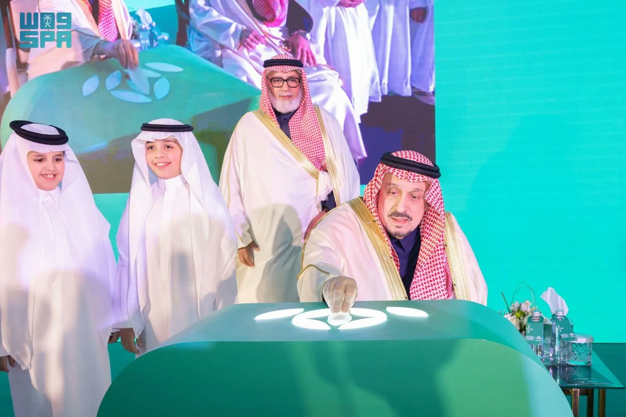 أمير-الرياض-يُكرم-المُحسنين-عبر-“إحسان”