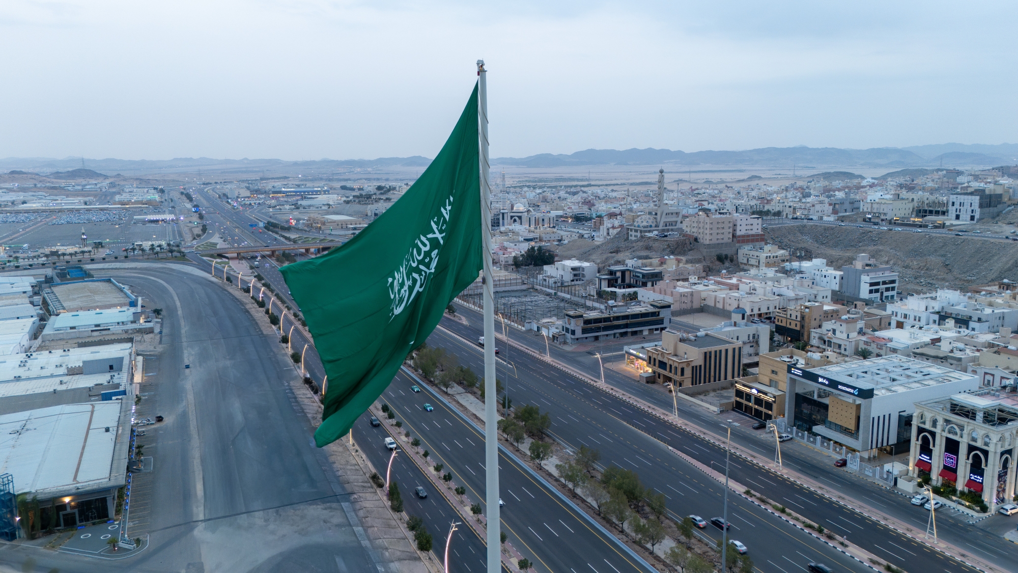 مكة-تعانق-السماء-بأعلى-سارية-للعلم-السعودي