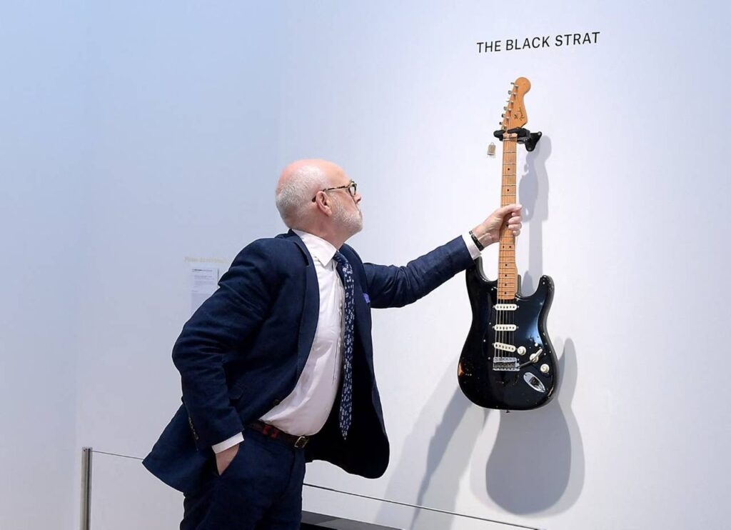 غيتار-ديفيد-غيلمور-يباع-بـ14.6-مليون-دولار