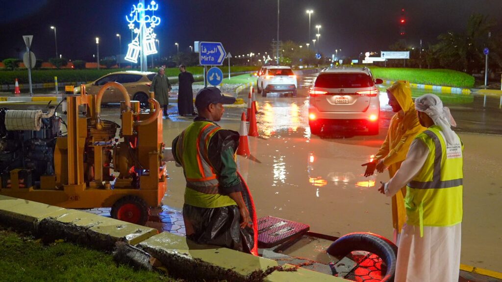 فرق-العمل-بمنطقة-الظفرة-تبذل-جهودا-استثنائية-للتعامل-مع-الحالة-الجوية