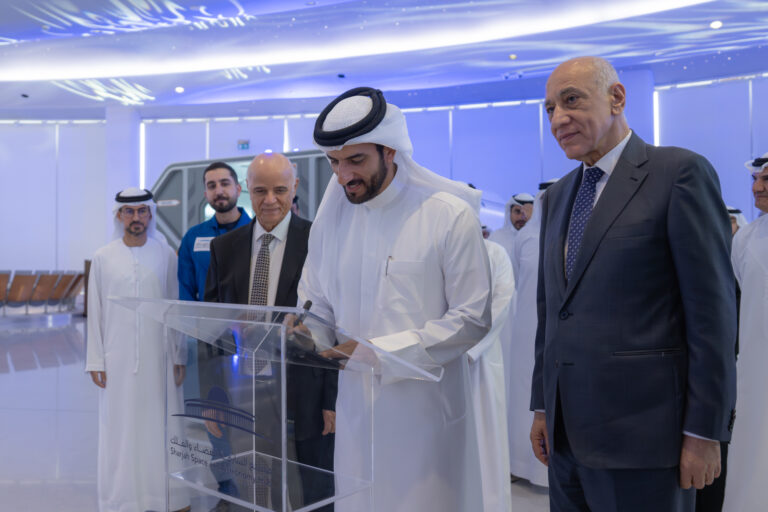 سلطان-بن-أحمد-القاسمي-يشهد-إطلاق-القمر-الصناعي-“الشارقة-سات-2”