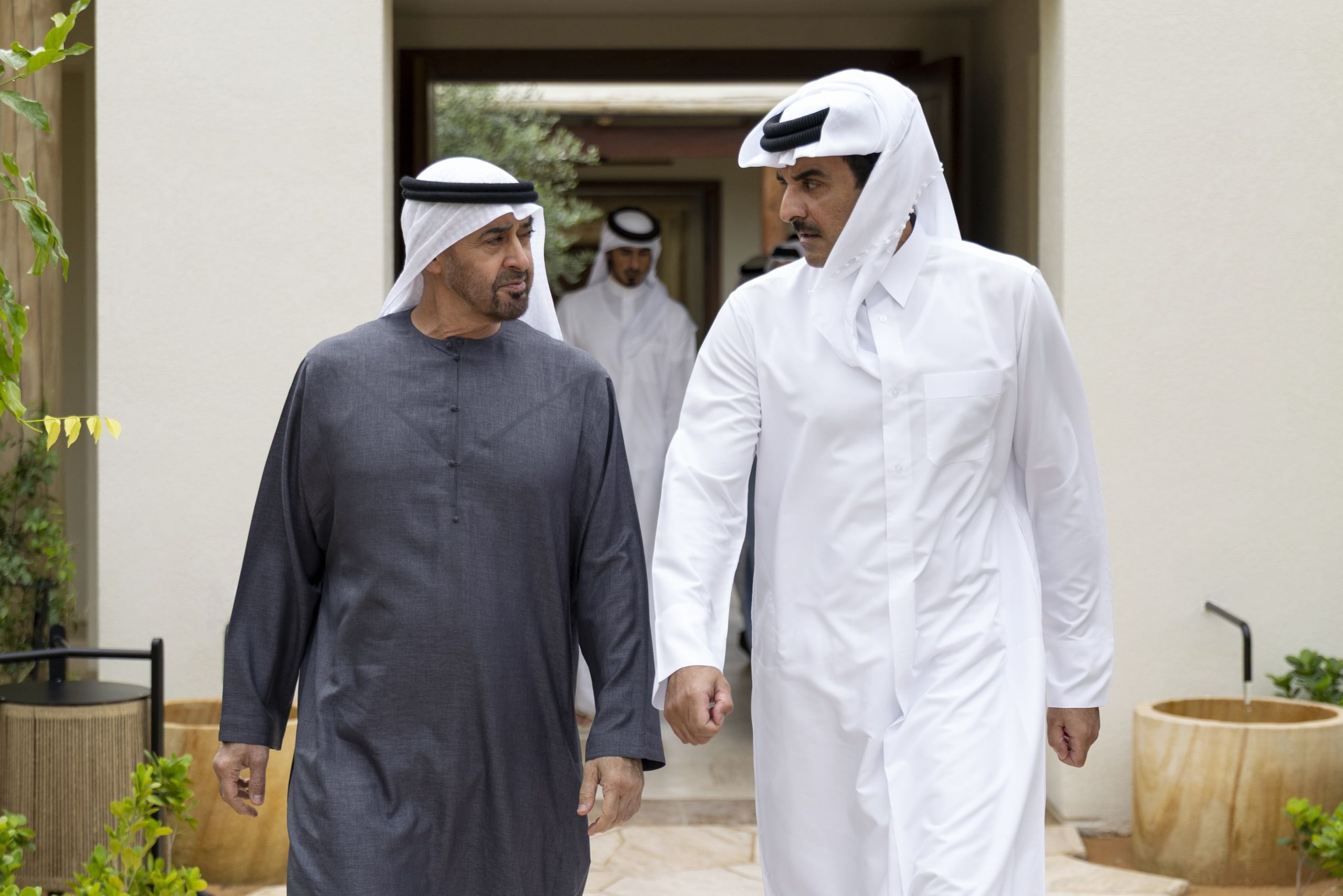 رئيس-الدولة-يستقبل-أمير-قطر-خلال-زيارة-أخوية-إلى-الإمارات