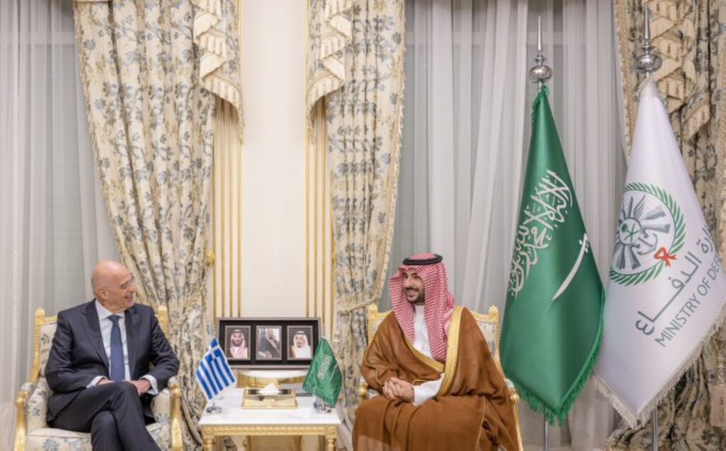 وزير الدفاع ونظيره اليوناني يبحثان التطورات الراهنة بالمنطقة