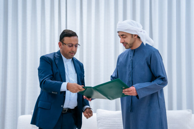 رئيس-الدولة-يتلقى-رسالة-خطية-من-رئيس-وزراء-بنغلاديش-تسلمها-عبدالله-بن-زايد