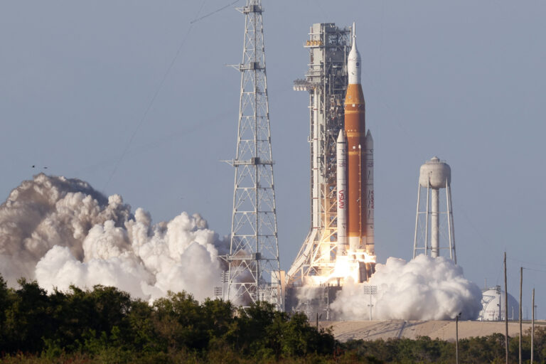 إطلاق-أول-مهمة-مأهولة-إلى-القمر-منذ-أكثر-من-50-عاما