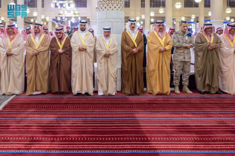 أمير-الرياض-يؤدي-صلاة-الميت-على-الأميرة-الجوهرة-بنت-فيصل