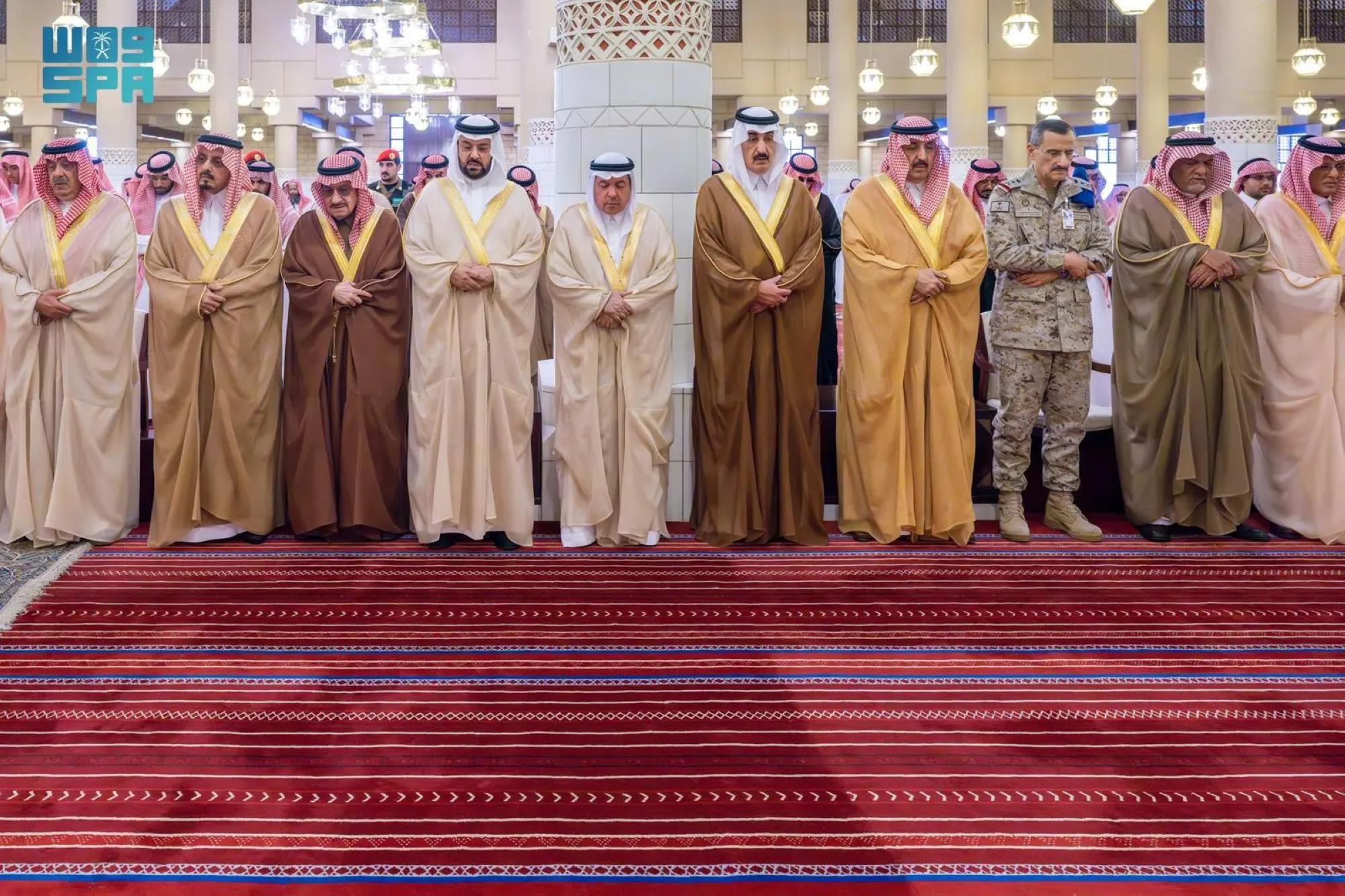 أمير-الرياض-يؤدي-صلاة-الميت-على-الأميرة-الجوهرة-بنت-فيصل