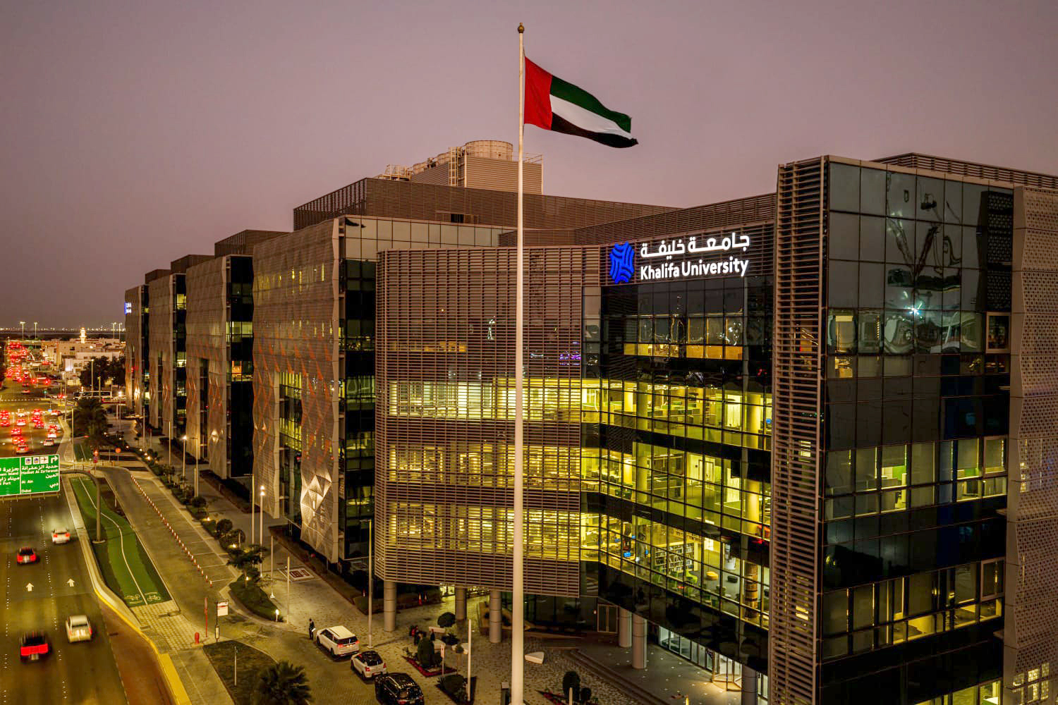 جامعة-خليفة-تطلق-نموذجا-لغويا-للذكاء-الاصطناعي-بنطاق-الترددات-الراديوية