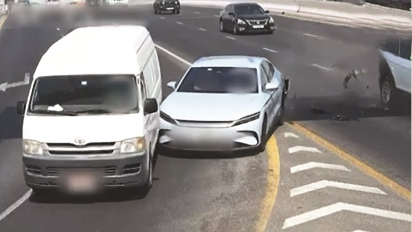 شرطة-دبي-تحذّر-من-الانحراف-المفاجئ-على-الطرق