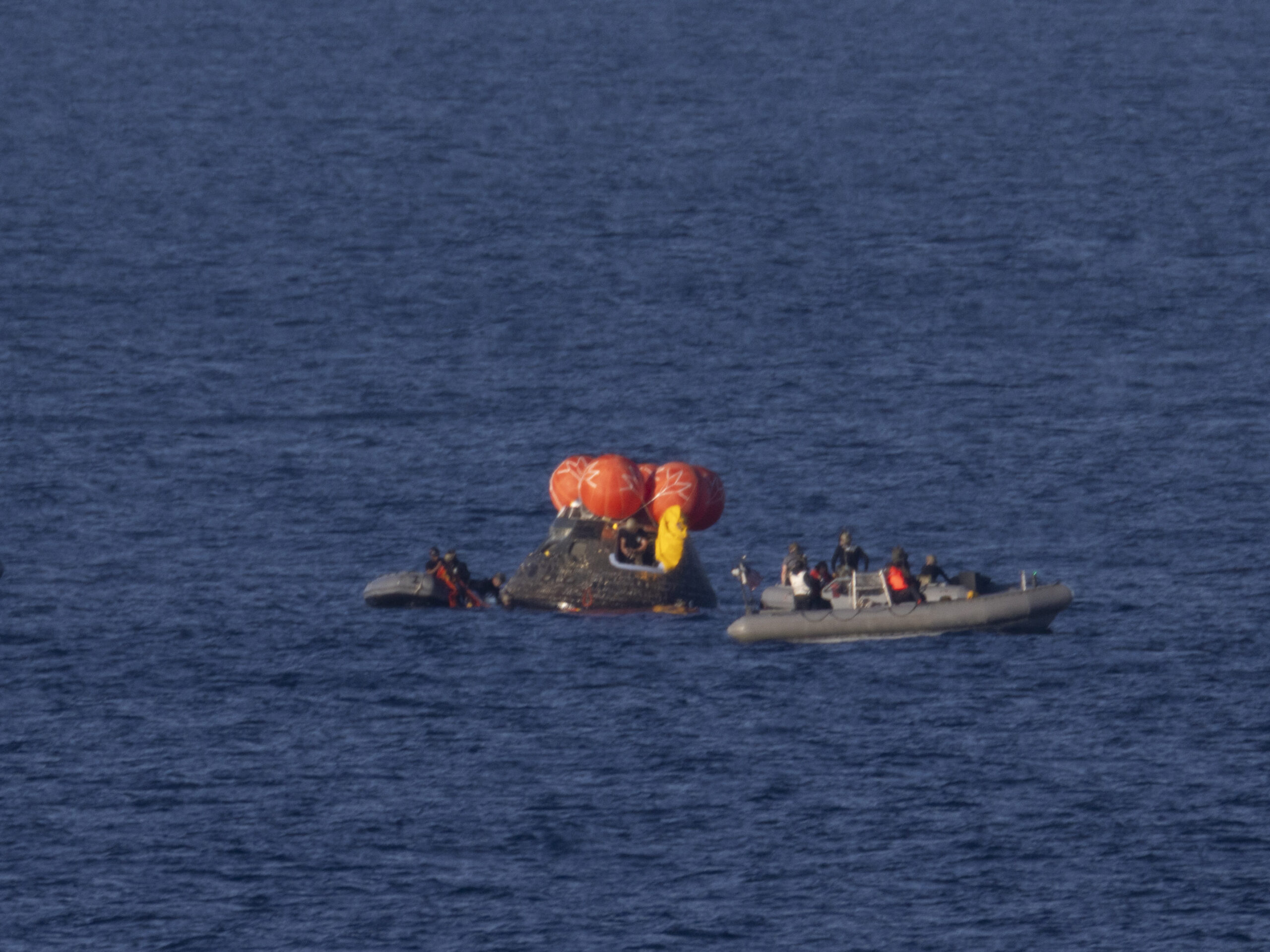 كبسولة-رواد-مهمة-“ارتيميس-2”-تهبط-في-مياه-المحيط-الهادي