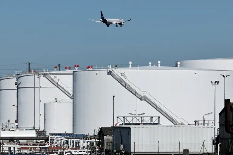 الطائرات-تحلق-بجناح-مكسور