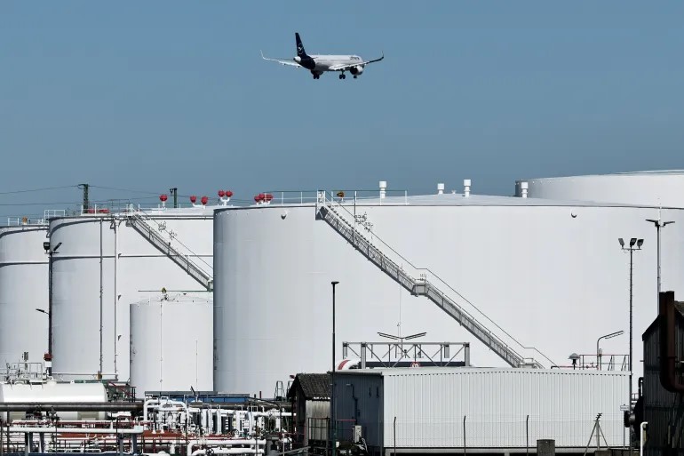 الطائرات-تحلق-بجناح-مكسور