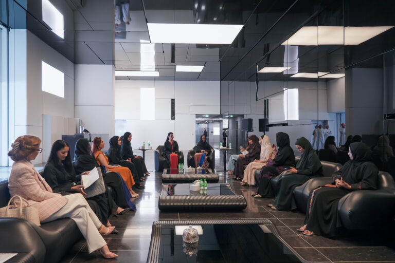 “مجلس-الفكر-والمعرفة”-يزور-متحف-اللوفر-أبوظبي-ويعقد-ندوة-حول-الفن-والثقافة