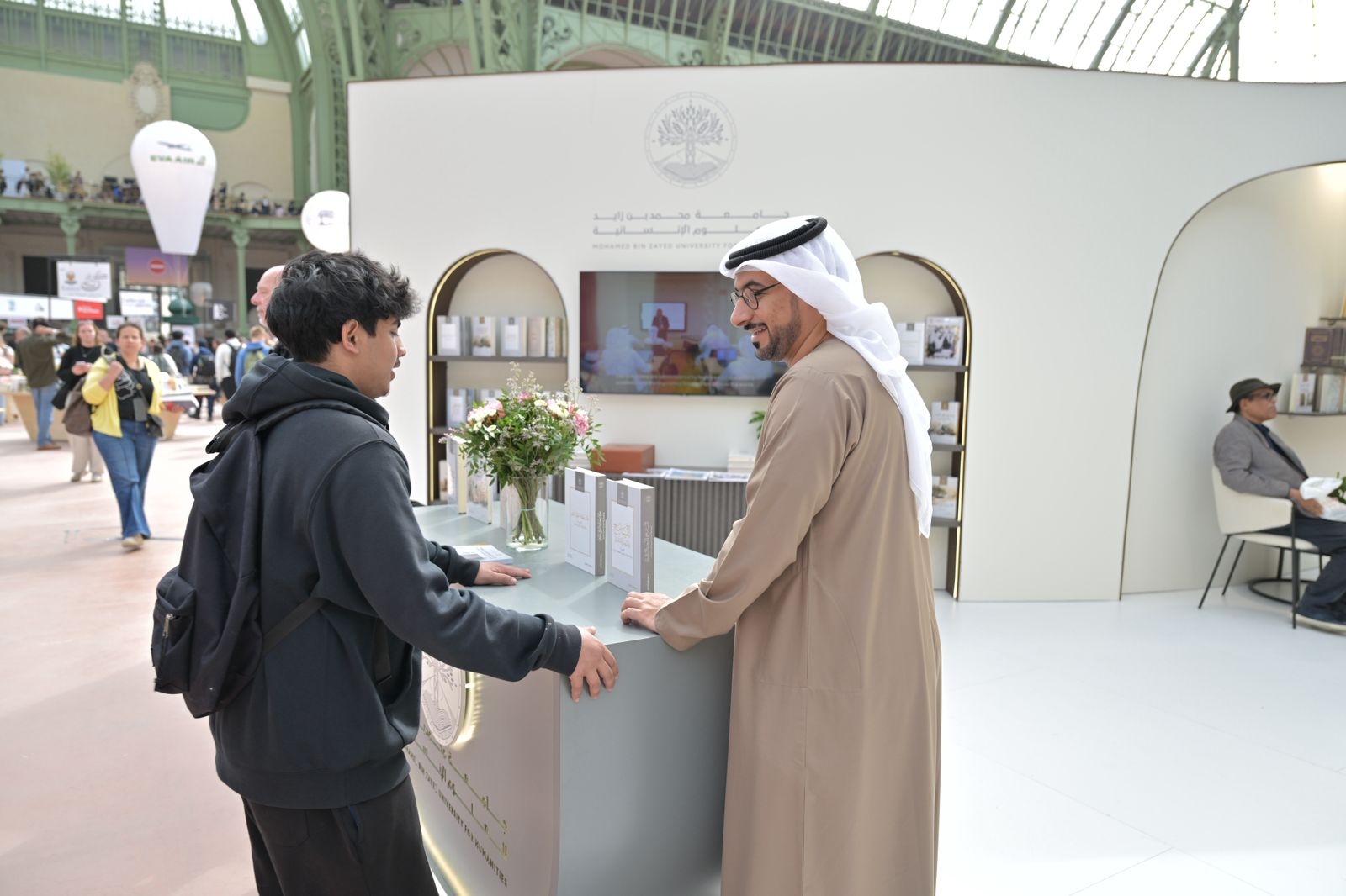 جامعة-محمد-بن-زايد-للعلوم-الإنسانية-تعزز-حضورها-الثقافي-في-“باريس-الدولي-للكتاب”