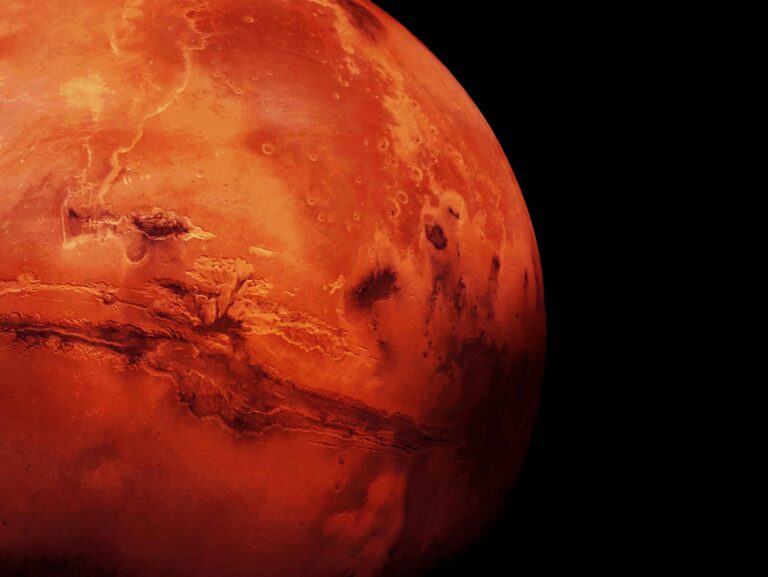 بقعة-مظلمة-تواصل-زحفها-على-سطح-المريخ-منذ-50-عاماً