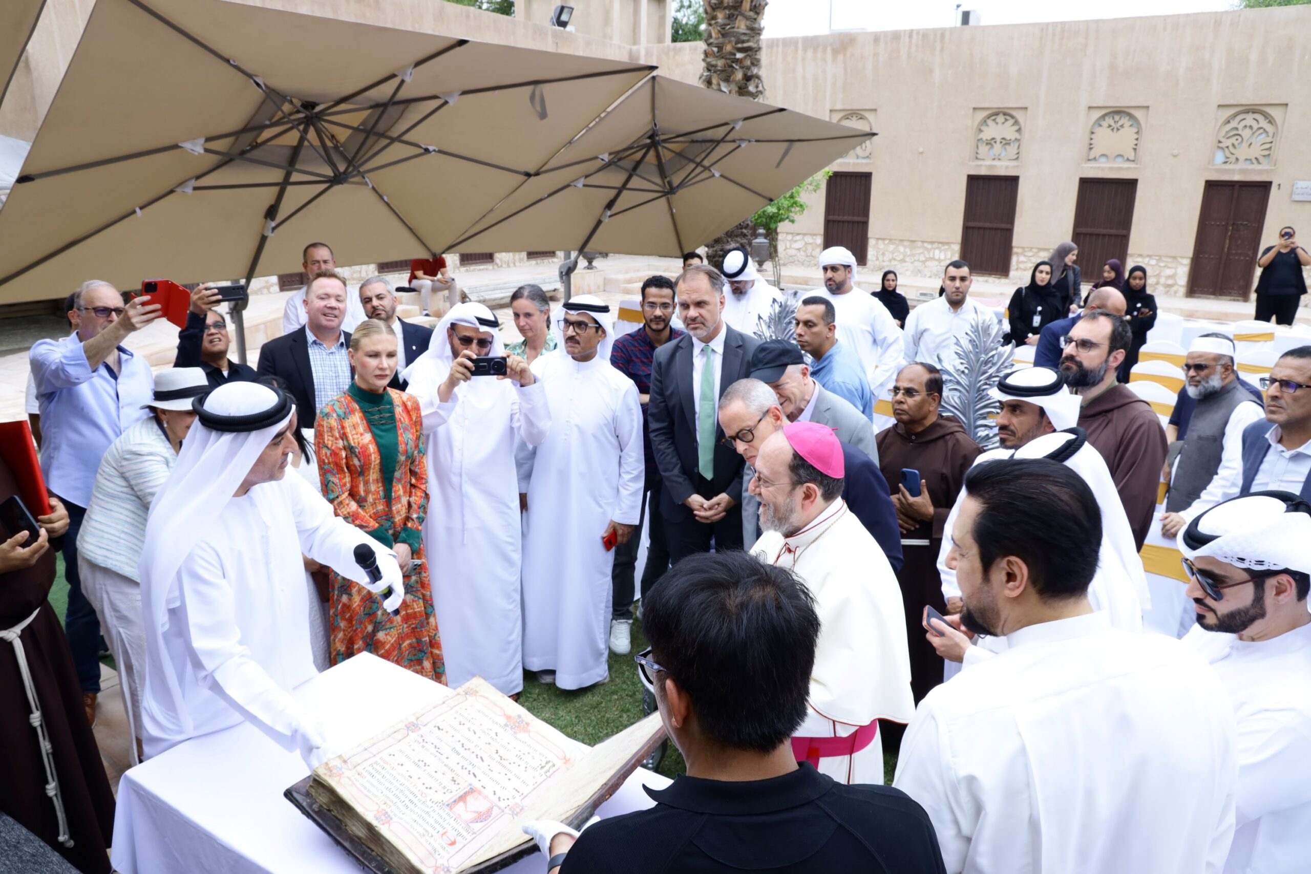 متحف-معبر-الحضارات-ومركز-جمعة-الماجد-يعرضان-مخطوطاً-أندلسياً-فريداً-من-القرن-الرابع-عشر