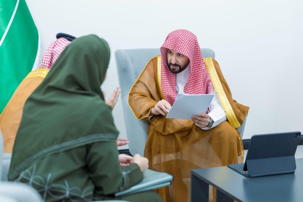 وزير العدل يتفقّد محاكم جدة ويلتقي بالمستفيدين