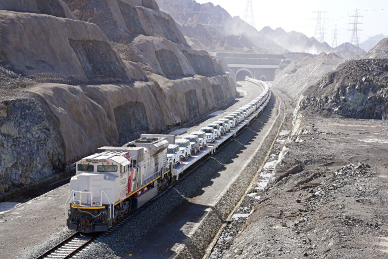 المسعود-للسيارات-وقطارات-الاتحاد-تنفّذان-أول-عملية-نقل-بالقطار-لوكلاء-السيارات-في-الإمارات