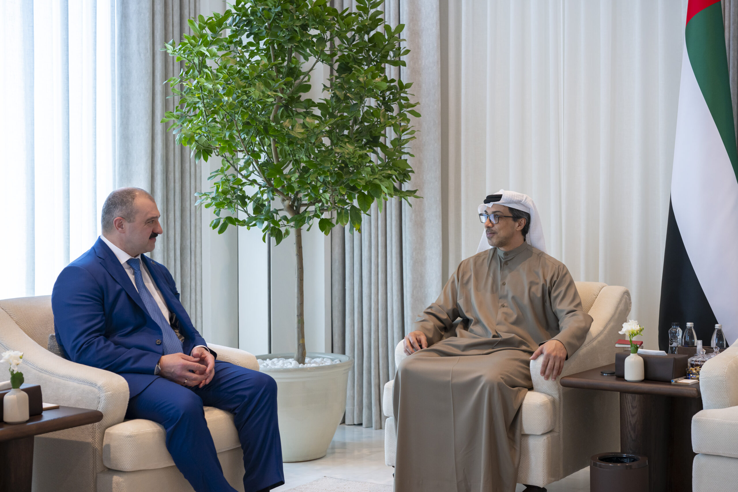 منصور-بن-زايد-يستقبل-المبعوث-الخاص-للرئيس-البيلاروسي