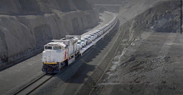 قطارات-الاتحاد-تنجز-أول-عملية-نقل-لمركبات-جاهزة-في-الإمارات