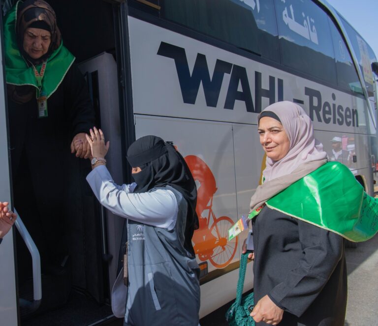 وصول-أولى-طلائع-حجاج-العراق-عبر-منفذ-جديدة-عرعر