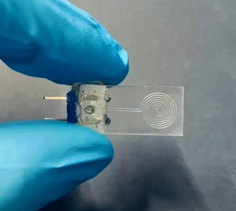 باحثون-في-“نيويورك-أبوظبي”-يطورون-مستشعرات-ذكية-تعزز-حاسة-اللمس-للجراحين