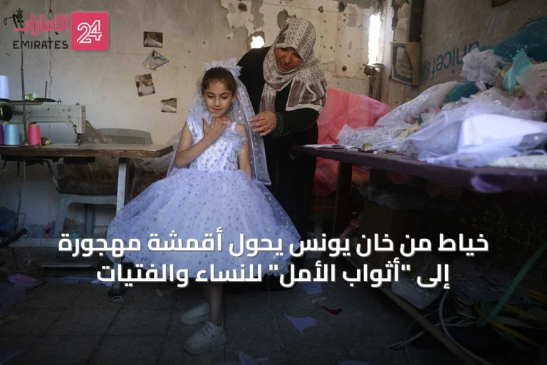 خياط من خان يونس يحول أقمشة مهجورة إلى "أثواب الأمل" للنساء والفتيات